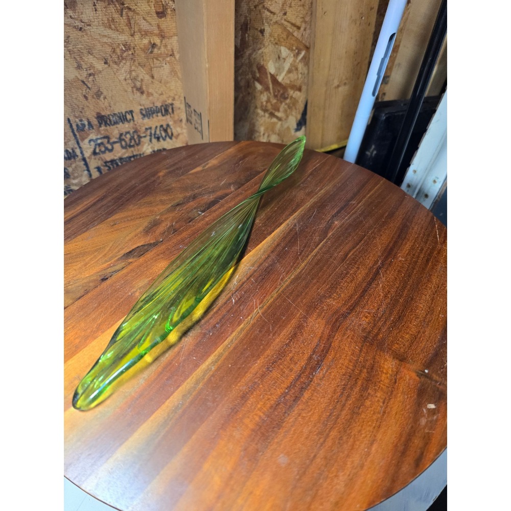 Vintage Chartreuse Green Art Glass Twisted Leaf Sculpture Hand Blown MCM Decor - Picture 4 of 5